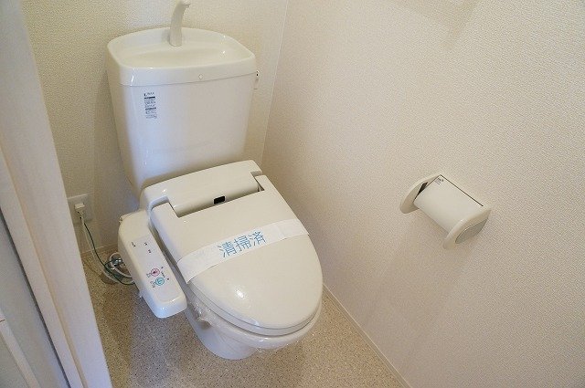 拡大写真:サンポーチ陽だまりA 1階101のシャワー付きトイレ(イメージ)