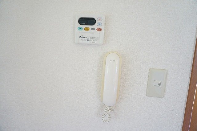 拡大写真:カーサハピネス 1階102のインターホン・給湯(イメージ)
