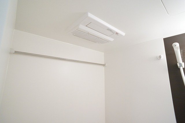 拡大写真:サクラーレ和泉 1階106の浴室乾燥機