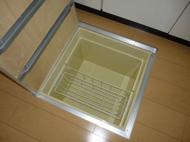 拡大写真:アルシュ Ⅰ 1階102の床下収納