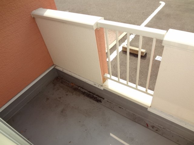 拡大写真：メッゾ　マーヴェラス　 1階B101のベランダ