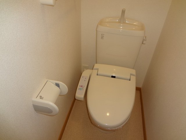 拡大写真：メッゾ　マーヴェラス　 1階B101のシャワー付トイレ