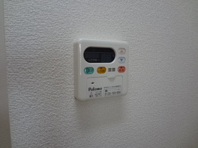 拡大写真:メゾンアイリス 1階B101の給湯器リモコン
