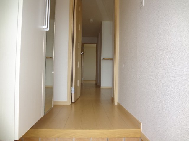 拡大写真:メゾンアイリス 1階B101の玄関