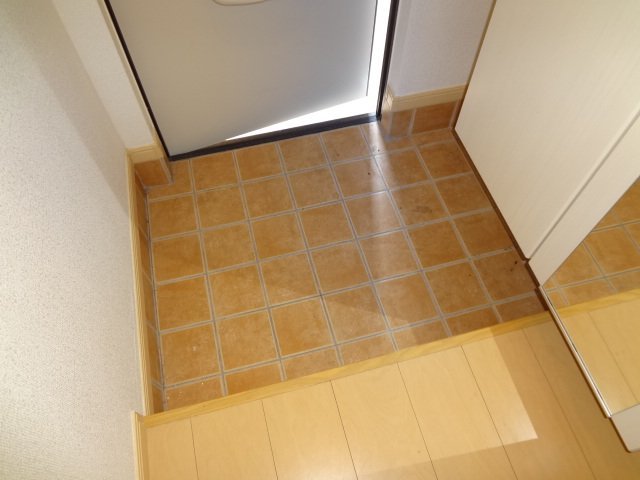 拡大写真:メゾンアイリス 1階B101の玄関