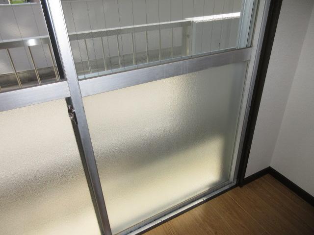 拡大写真：　第一秋善ビル 2階205のワイヤー入りガラス(イメージ)