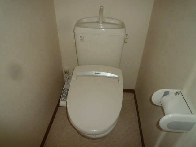 拡大写真:倉敷市福田町古新田 103のシャワー付トイレ