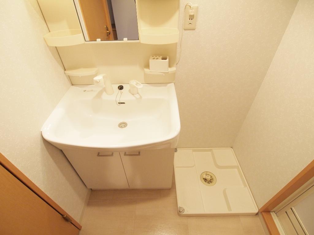 拡大写真:サンライトヒルズ 1階102の室内洗濯機置き場