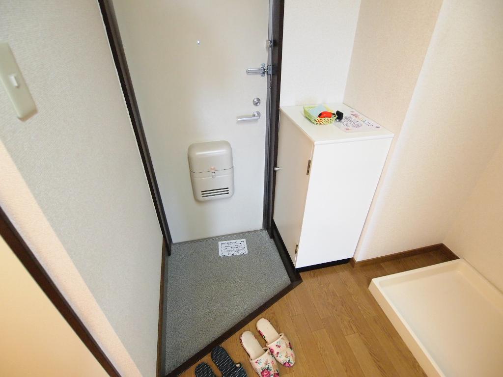 拡大写真:リバーサイドハイツ 2階202のシューズボックス