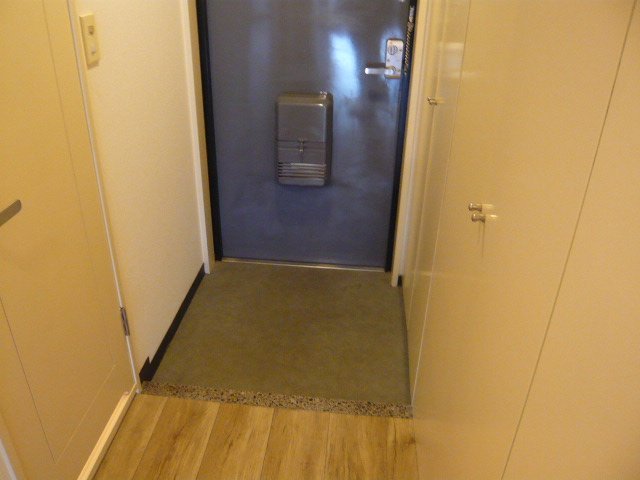 拡大写真:廿日市市地御前1丁目 2階205の玄関