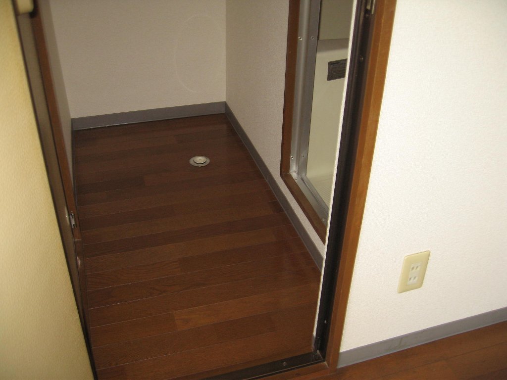 拡大写真：めぞん リベルテⅠ 4階307の室内洗濯機置き場