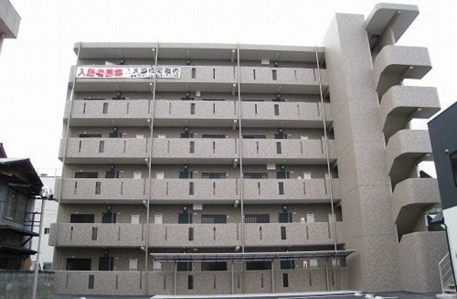 名張市栄町の外観