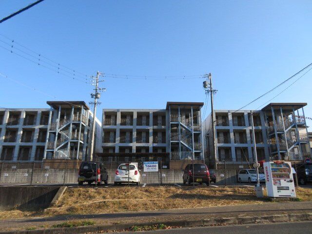 拡大写真：名張市東町 1階B205の外観写真（昼）