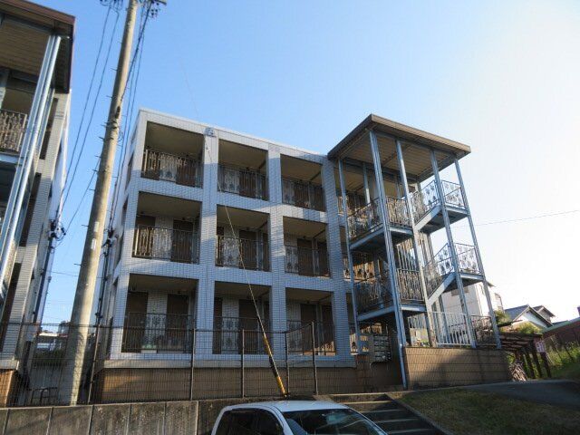 拡大写真：名張市東町 1階B205の外観写真（昼）
