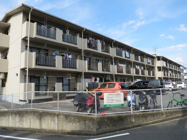拡大写真：グリーンヒル千里 1階101の外観写真（昼）