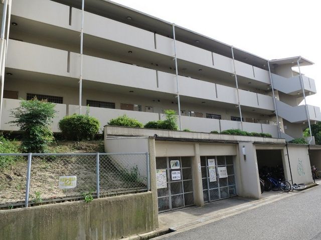 拡大写真：グリーンヒル千里 1階101の外観写真（昼）