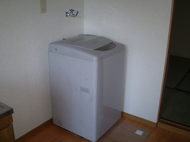 拡大写真：パインヒルズ 2階201の洗濯機置場