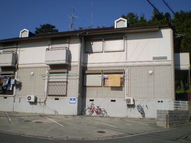 拡大写真：パインヒルズ 2階201の外観写真（昼）