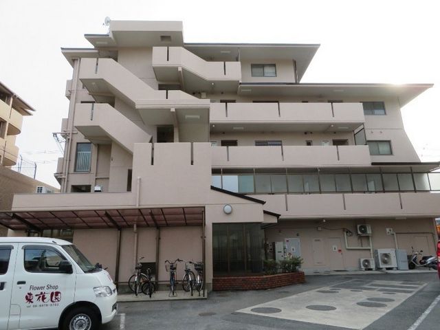 拡大写真：ロイヤルハイツ千里 4階401の外観写真（昼）
