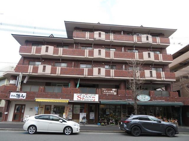 拡大写真：ロイヤルハイツ千里 4階401の外観写真（昼）
