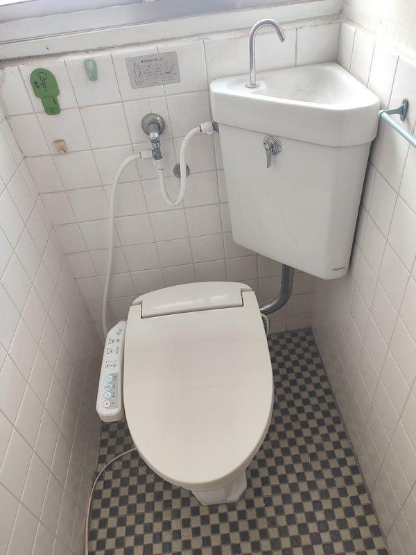 拡大写真:吹田市内本町1丁目 1階1のシャワー付トイレ