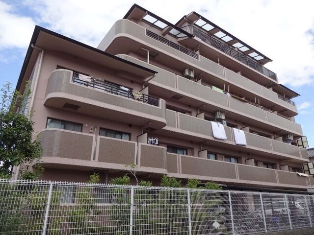 拡大写真：カルム千里丘 1階101の外観写真（昼）