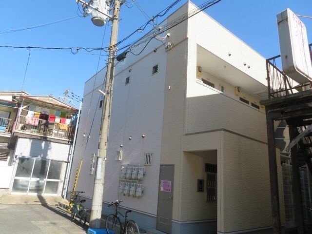 拡大写真：メゾンＴＨ山本 1階102の外観写真（昼）