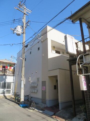 拡大写真：メゾンＴＨ山本 1階102の外観写真（昼）