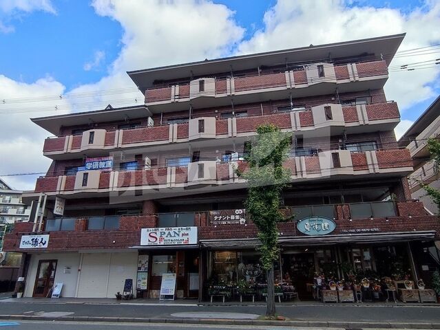 拡大写真：吹田市山田西１丁目 2階205の外観写真（昼）