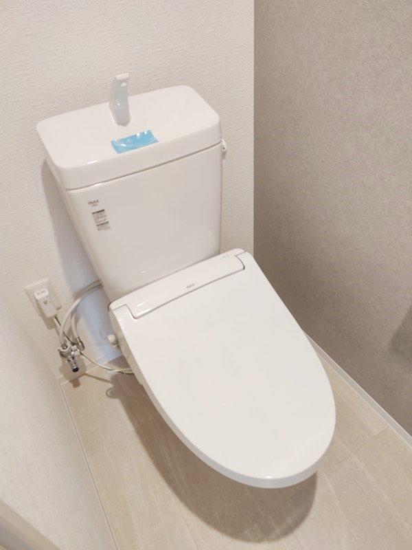 拡大写真:Shining江坂離宮 4階401のトイレ
