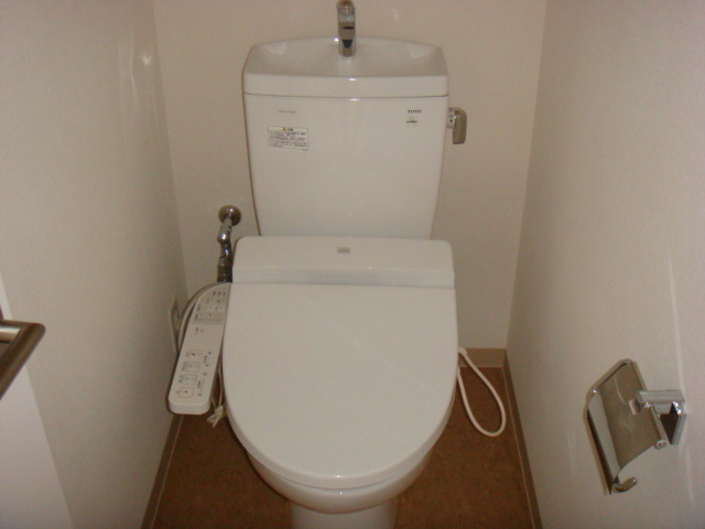 拡大写真:セントレイクセレブ代官町 12階1203のトイレ