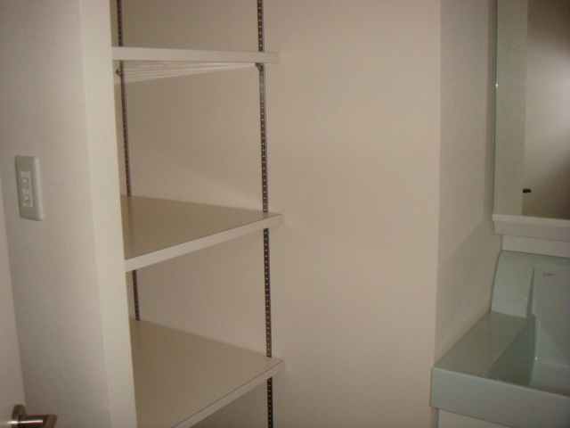 拡大写真:セントレイクセレブ代官町 12階1203の収納