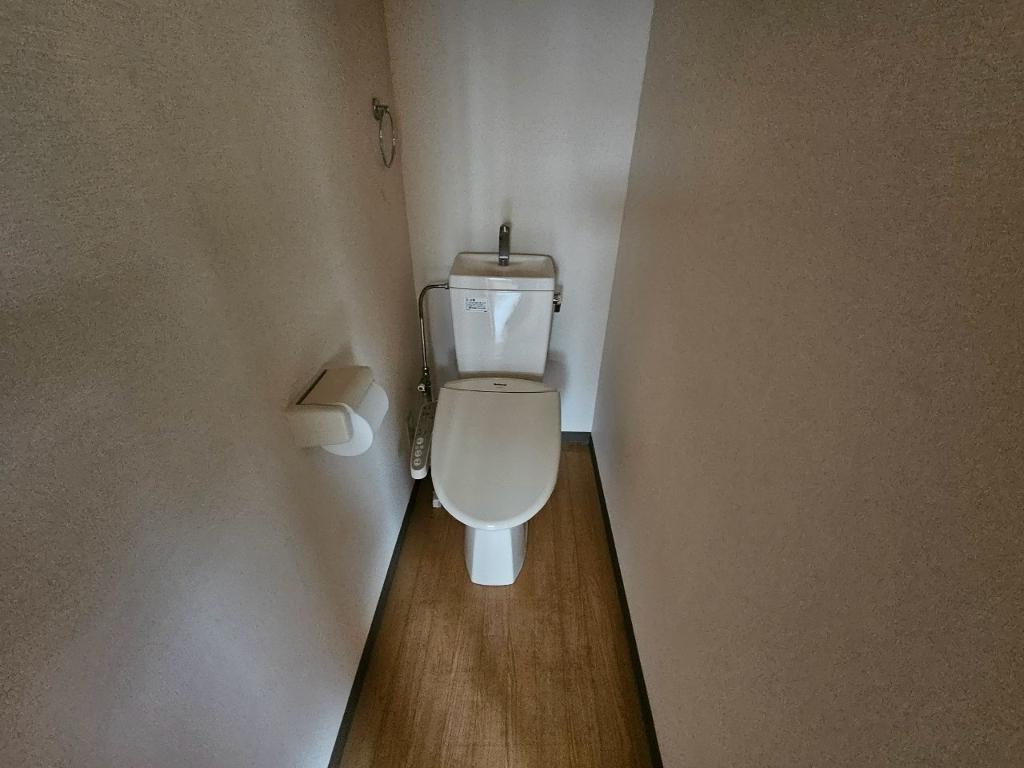 拡大写真:e池下 4階401のシャワー付トイレ