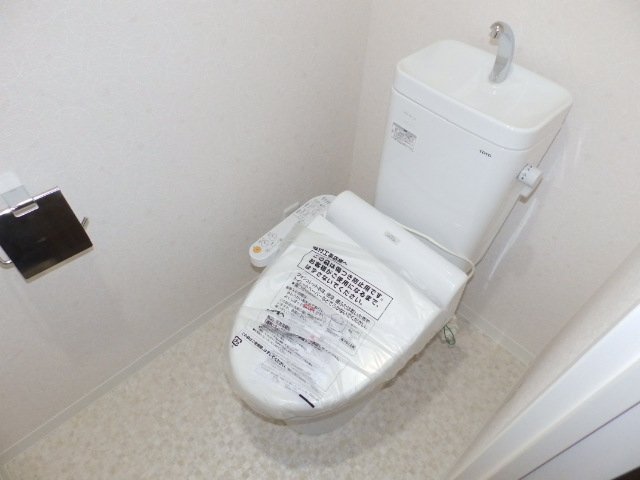 拡大写真：コンフォート城西 3階301のシャワー付トイレ