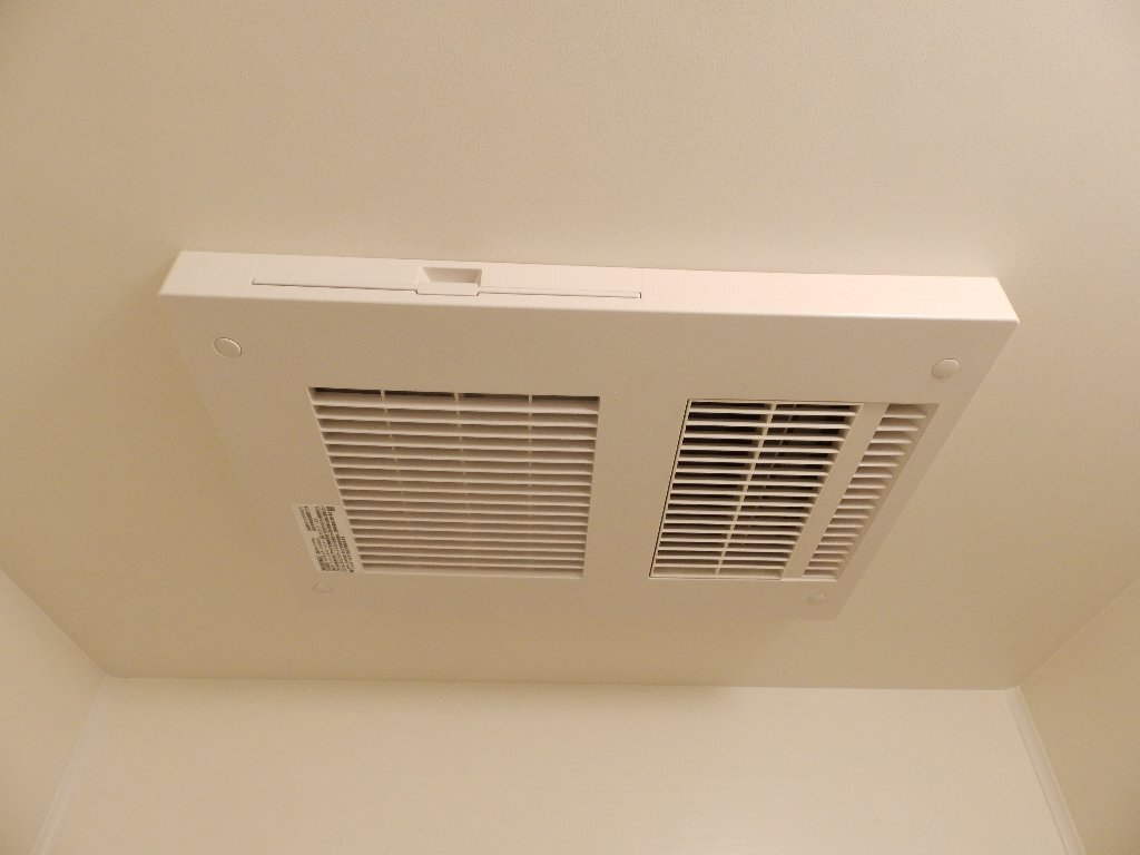 拡大写真：プレサンス新栄リベラ 6階605の浴室乾燥機
