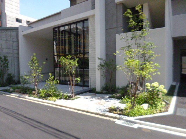 拡大写真：アースグランデ泉 4階401の外観写真（昼）