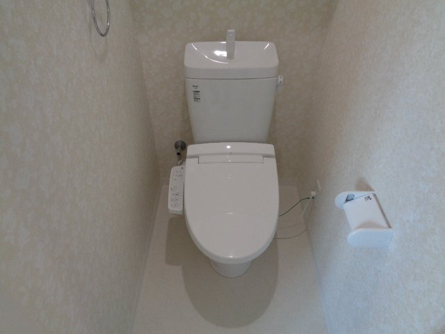 拡大写真：P-SQUARE　Shumoku　III 4階405のシャワー付トイレ