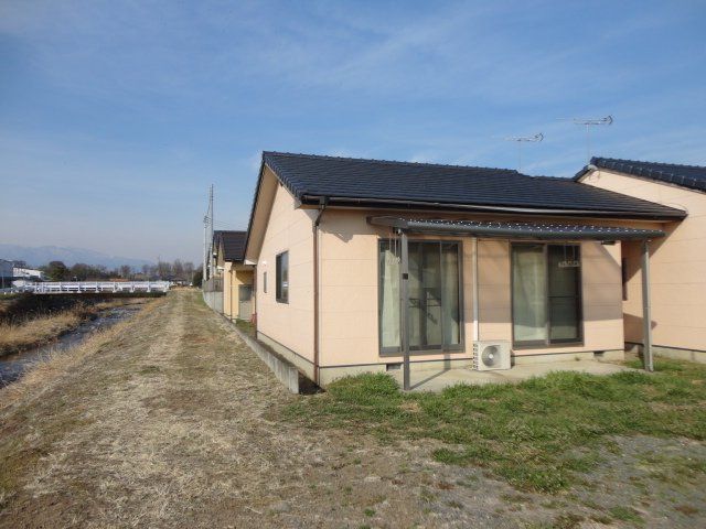 拡大写真：伊勢崎市下触町 1階Aの外観写真（昼）