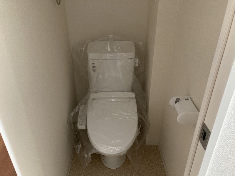 拡大写真：Luxe門真 4階303のシャワー付トイレ