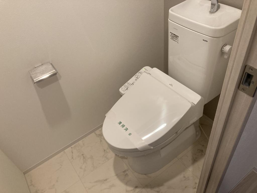 拡大写真：ウエリスアーバン守口 9階913のシャワー付トイレ