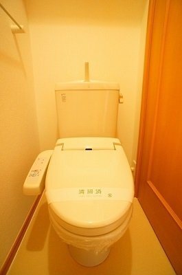 拡大写真:カンターヴィラABC 1階A101のシャワー付トイレ