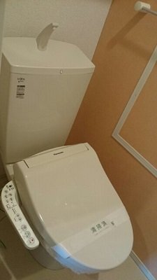 拡大写真:エアル 2階201のシャワー付トイレ