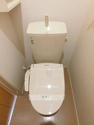 拡大写真:フルームABC 2階B201のシャワー付トイレ