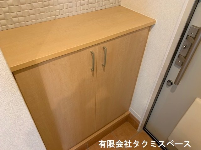拡大写真:シャーメゾンリベルテ谷上 1階101の下駄箱