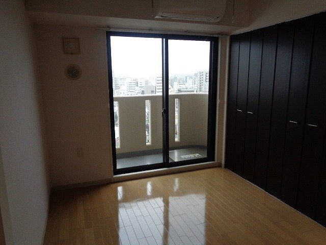 拡大写真:吹田市垂水町1丁目 9階902のバルコニーに面した洋室