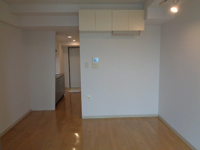 拡大写真:吹田市垂水町1丁目 9階902の吊戸棚付リビング