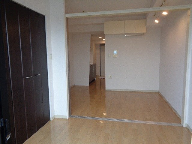 拡大写真:吹田市垂水町1丁目 9階902の洋室&リビング