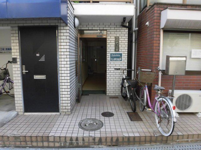 拡大写真：リバティ江坂 3階304の外観写真（昼）
