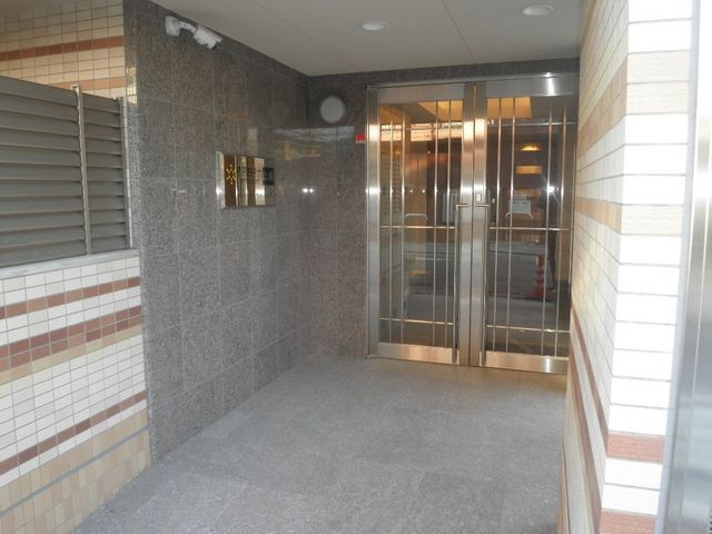 拡大写真：クリスタルコート江坂 1階102の外観写真（昼）