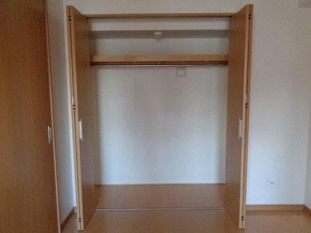 拡大写真：吹田市垂水町３丁目 10階1003のクローゼット